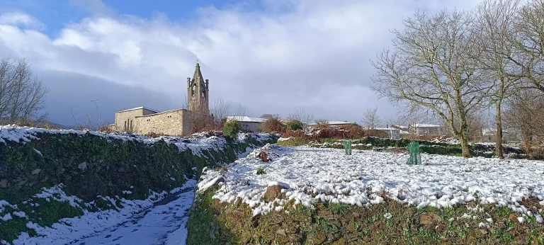 La aldea Cerreda nevada con la iglesia al fondo