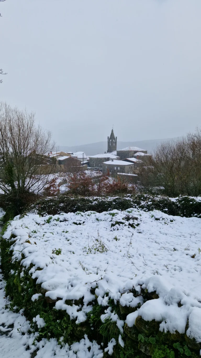 La aldea Cerreda nevada con la iglesia al fondo
