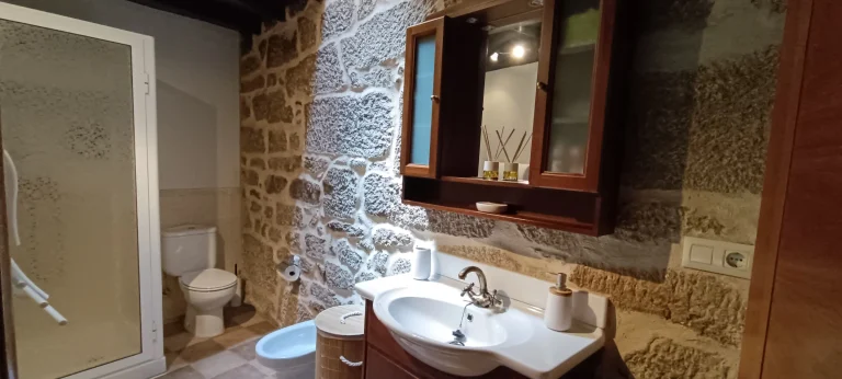 Baño rústico en piedra
