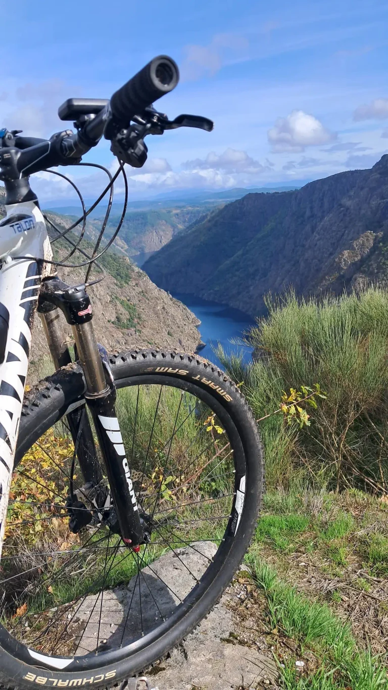 Bicicleta de montaña en mirador de Vilouxe