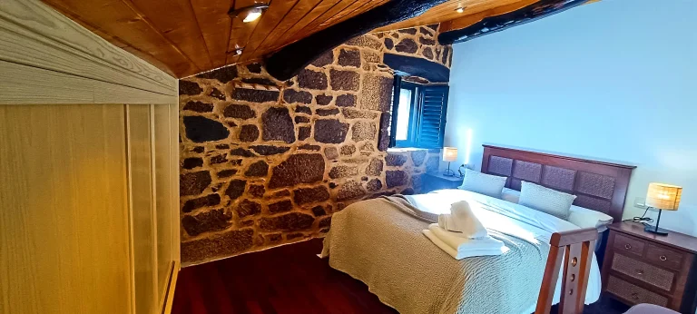Habitación rústica acogedora