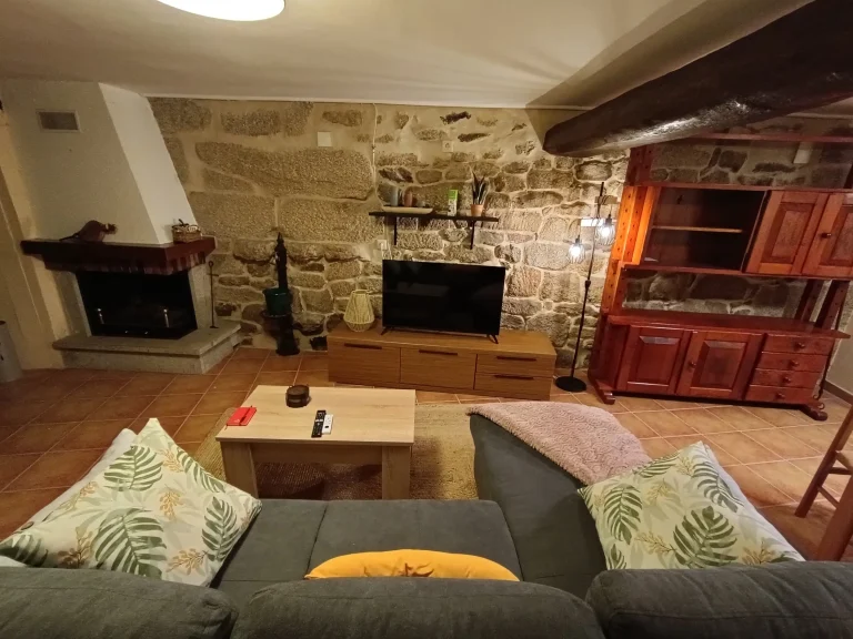 Salón acogedor de piedra con chimenea