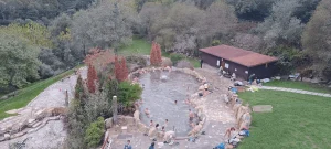 Gente bañándose en las termas
